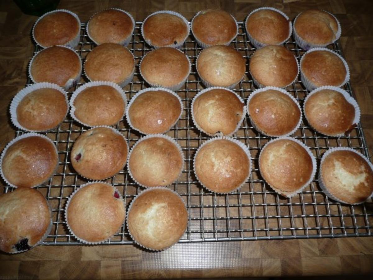 Biskuit-Muffins mit Beeren 23 Stück - Rezept - Bild Nr. 3