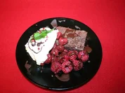 Dessert aus Kirschen, Brownieteig, Kokos-Sahne-Joghurt-Creme  mit Orangenraspeln - Rezept