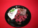 Dessert aus Kirschen, Brownieteig, Kokos-Sahne-Joghurt-Creme  mit Orangenraspeln - Rezept