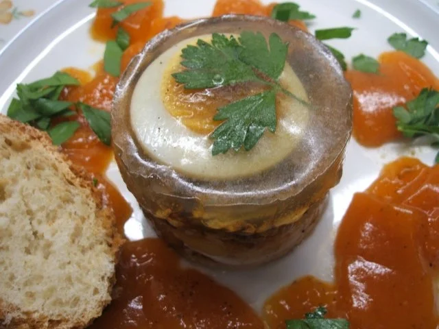 Rezept: Sülzen: Kleine Bauerschmaus-Sülzchen in Tomatengeleewürfeln Sülzen: Kleine Bauerschmaus-Sülzchen in Tomatengeleewürfeln - Rezept