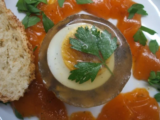 Rezept: Sülzen: Kleine Bauerschmaus-Sülzchen in Tomatengeleewürfeln Bild Nr. 2 Sülzen: Kleine Bauerschmaus-Sülzchen in Tomatengeleewürfeln - Rezept - Bild Nr. 2