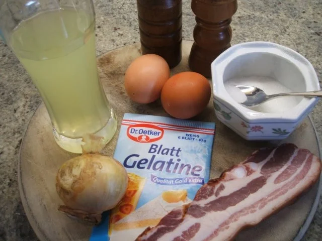 Rezept: Sülzen: Kleine Bauerschmaus-Sülzchen in Tomatengeleewürfeln Bild Nr. 3 Sülzen: Kleine Bauerschmaus-Sülzchen in Tomatengeleewürfeln - Rezept - Bild Nr. 3