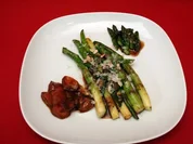 Warmer Salat vom grünen Spargel mit karamellisierten Tomaten - Rezept