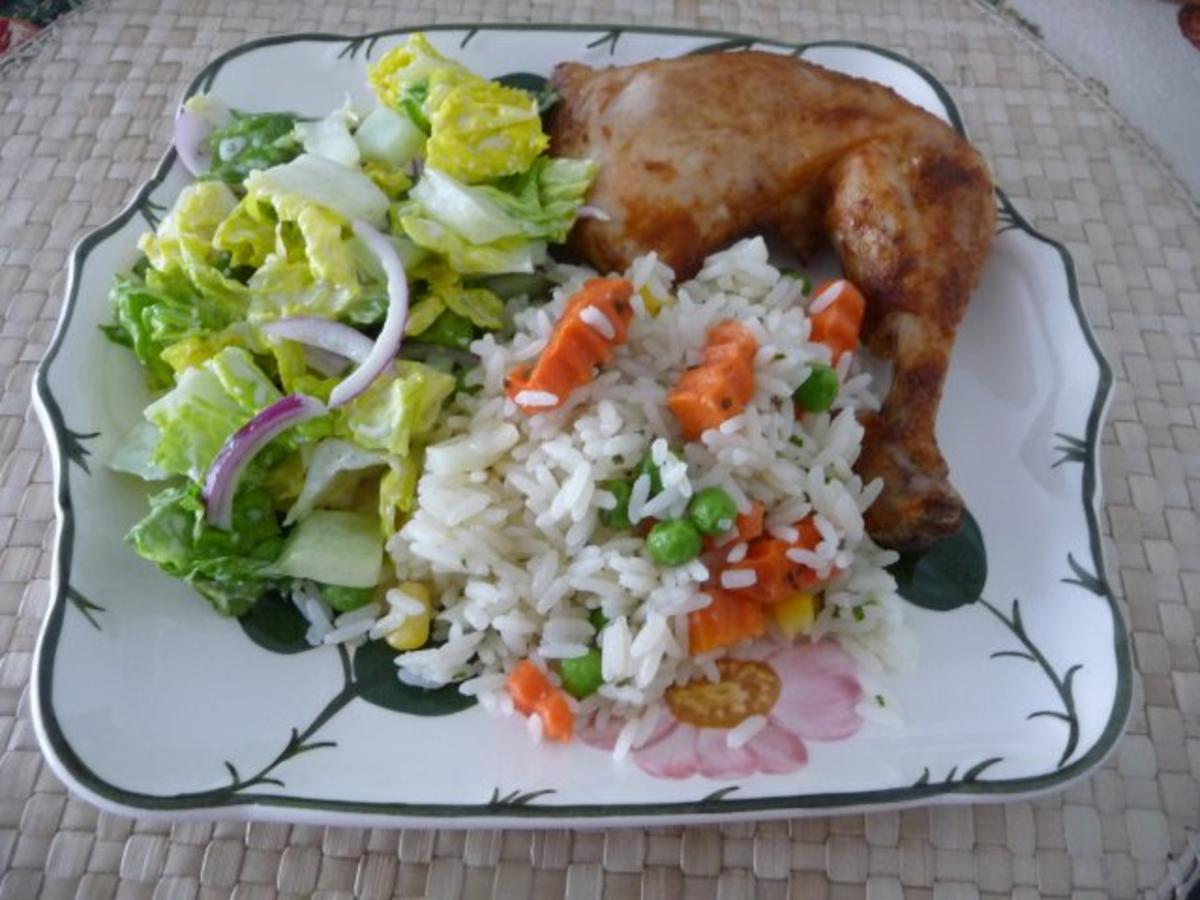 Geflügel : Hähnchenschenkel an buntem Reis mit Salat - Rezept