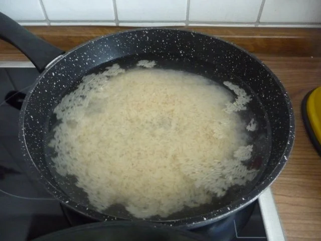 Geflügel : Hähnchenschenkel an buntem Reis mit Salat - Rezept - Bild Nr. 4