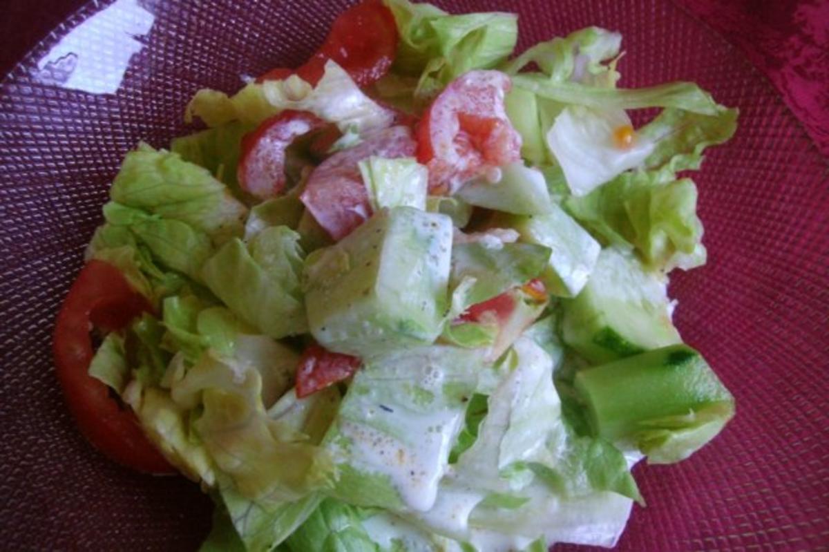 leckerleichter Sommersalat mit Schmanddip - Rezept