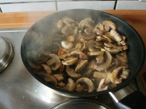 Rahmige Champignos mit Minikotelett und Rosmarinkartoffeln - Rezept - Bild Nr. 4