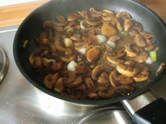 Rahmige Champignos mit Minikotelett und Rosmarinkartoffeln - Rezept - Bild Nr. 5