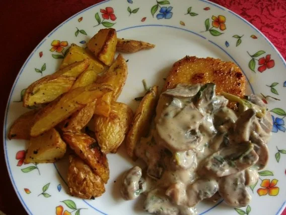 Rahmige Champignos mit Minikotelett und Rosmarinkartoffeln - Rezept