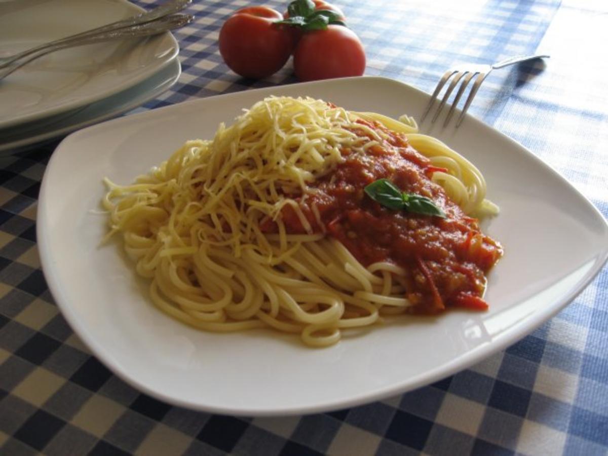 Spaghetti mit gedünsteten Tomaten - Rezept