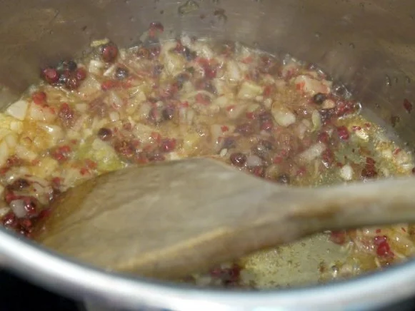 Rezept: Schwarzer-Sesam-Lachs mit selbstgemachter Tagliatelle und Rosa-Pfeffer-Sauce Bild Nr. 4 Schwarzer-Sesam-Lachs mit selbstgemachter Tagliatelle und Rosa-Pfeffer-Sauce - Rezept - Bild Nr. 4