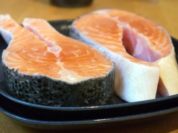 Rezept: Schwarzer-Sesam-Lachs mit selbstgemachter Tagliatelle und Rosa-Pfeffer-Sauce Bild Nr. 6 Schwarzer-Sesam-Lachs mit selbstgemachter Tagliatelle und Rosa-Pfeffer-Sauce - Rezept - Bild Nr. 6