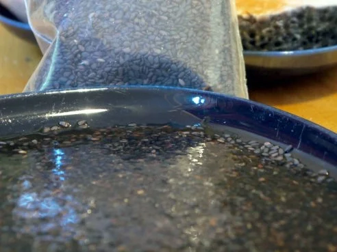 Rezept: Schwarzer-Sesam-Lachs mit selbstgemachter Tagliatelle und Rosa-Pfeffer-Sauce Bild Nr. 7 Schwarzer-Sesam-Lachs mit selbstgemachter Tagliatelle und Rosa-Pfeffer-Sauce - Rezept - Bild Nr. 7