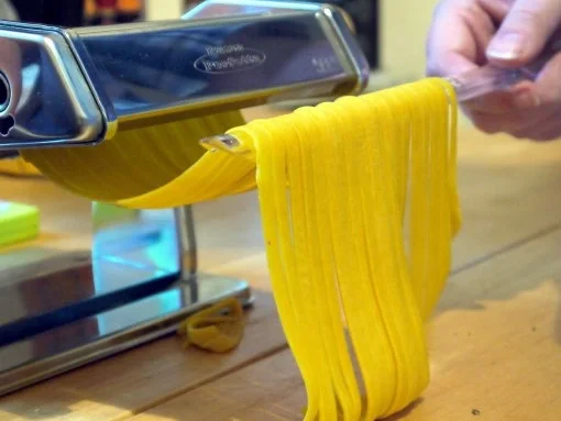 Rezept: Schwarzer-Sesam-Lachs mit selbstgemachter Tagliatelle und Rosa-Pfeffer-Sauce Bild Nr. 8 Schwarzer-Sesam-Lachs mit selbstgemachter Tagliatelle und Rosa-Pfeffer-Sauce - Rezept - Bild Nr. 8