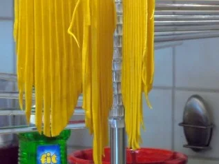 Rezept: Schwarzer-Sesam-Lachs mit selbstgemachter Tagliatelle und Rosa-Pfeffer-Sauce Bild Nr. 9 Schwarzer-Sesam-Lachs mit selbstgemachter Tagliatelle und Rosa-Pfeffer-Sauce - Rezept - Bild Nr. 9