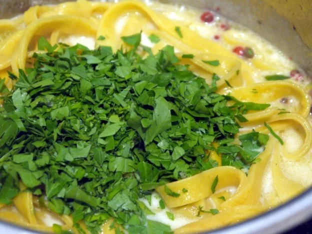 Rezept: Schwarzer-Sesam-Lachs mit selbstgemachter Tagliatelle und Rosa-Pfeffer-Sauce Bild Nr. 11 Schwarzer-Sesam-Lachs mit selbstgemachter Tagliatelle und Rosa-Pfeffer-Sauce - Rezept - Bild Nr. 11