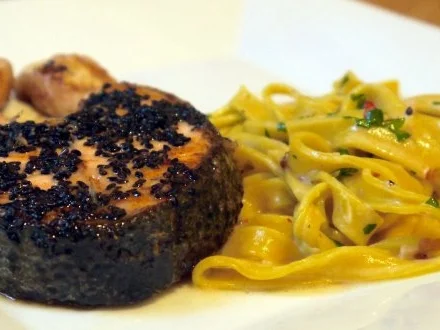 Rezept: Schwarzer-Sesam-Lachs mit selbstgemachter Tagliatelle und Rosa-Pfeffer-Sauce Schwarzer-Sesam-Lachs mit selbstgemachter Tagliatelle und Rosa-Pfeffer-Sauce - Rezept