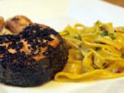 Schwarzer-Sesam-Lachs mit selbstgemachter Tagliatelle und Rosa-Pfeffer-Sauce - Rezept