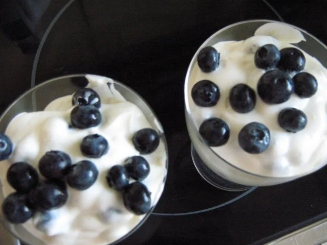 Sahne-Zitronenquark mit frischen Heidelbeeren - Rezept