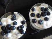 Sahne-Zitronenquark mit frischen Heidelbeeren - Rezept