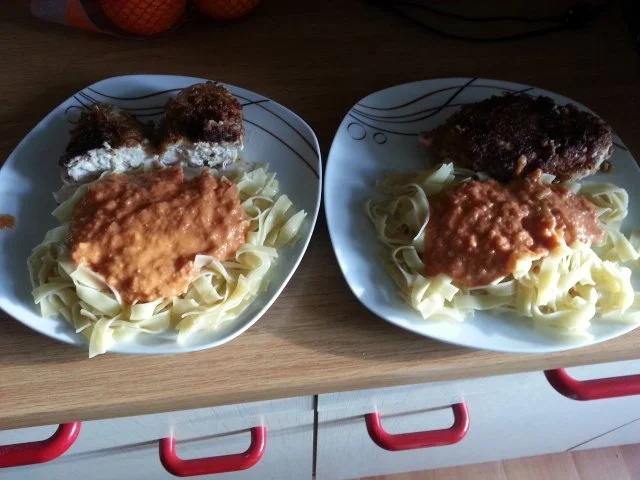 Rezept: gefüllte Hähnchenbrust mit Knäckekruste an Tomatensoße gefüllte Hähnchenbrust mit Knäckekruste an Tomatensoße - Rezept