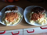 gefüllte Hähnchenbrust mit Knäckekruste an Tomatensoße - Rezept