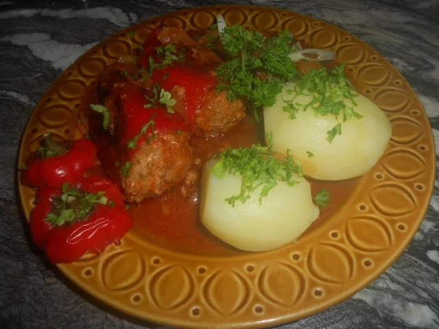 Gefüllte Paprika in Letschosoße - Rezept