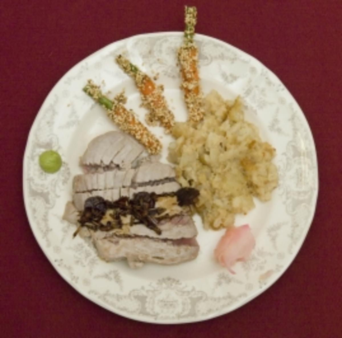 Bilder für Steak vom Thunfisch mit glasierten Sesammöhren und Topinamburpüree (Kader Loth) - Rezept