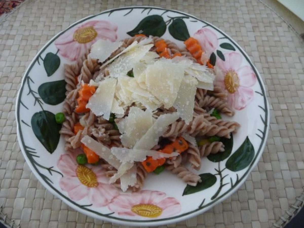 Bilder für Pasta : Dinkel-Volkorn-Spirelli mit Buttergemüse und gehobeltem Parmesan - Rezept