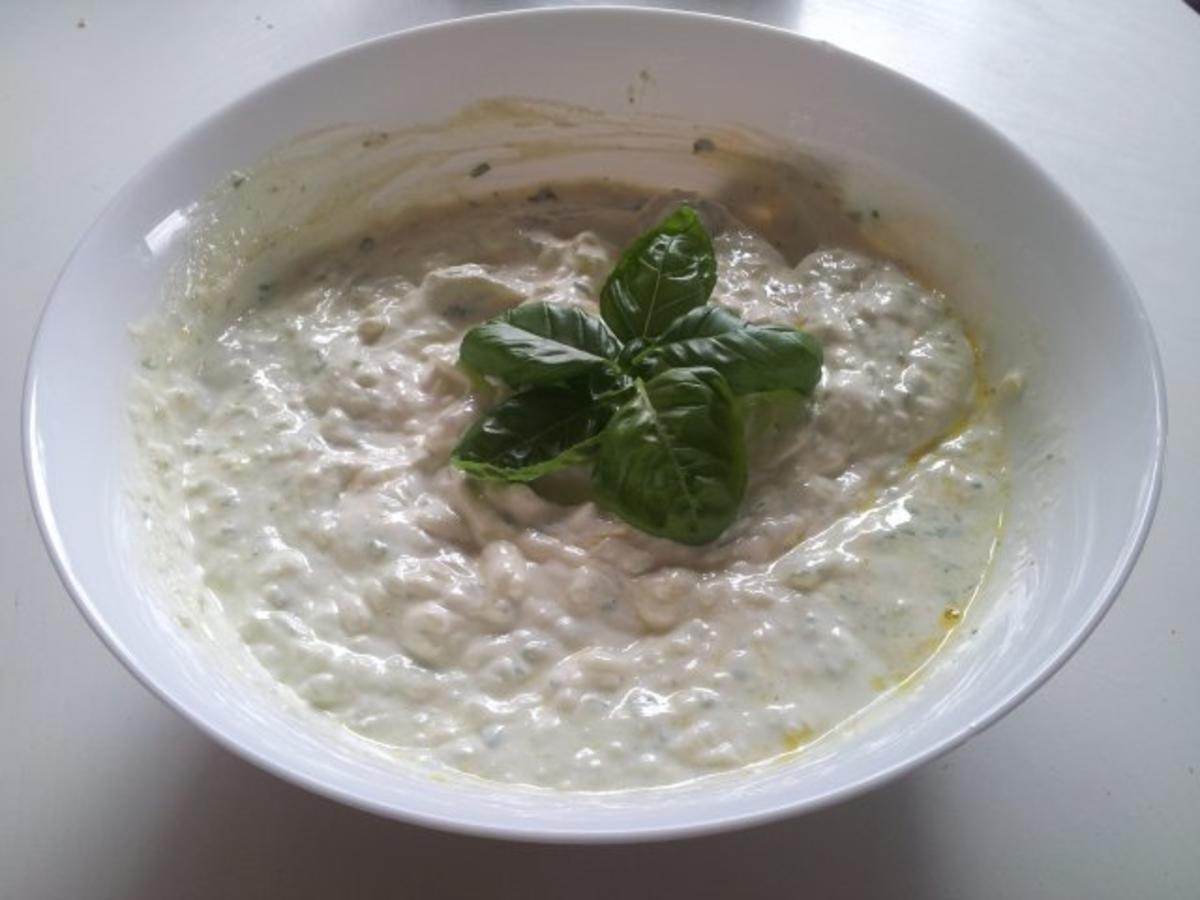 Quark mit Leinöl, frischem Basilikum + Zwiebeln - Rezept - kochbar.de