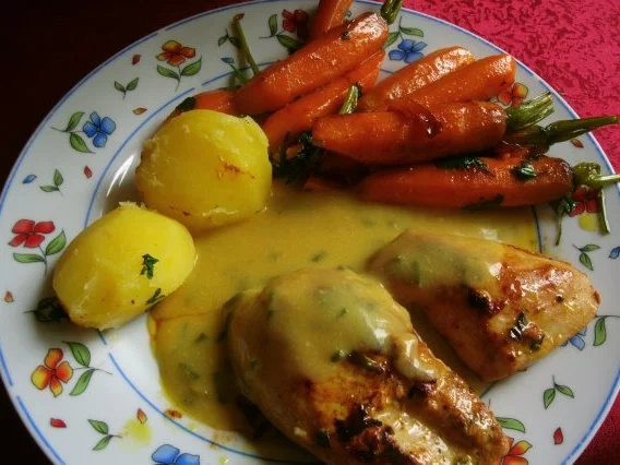 marinierte Hähnchenbrustfilet"s mit karamellisierten Möhren in Senf-Schnittlauchsosse - Rezept