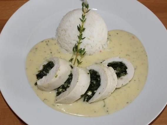 Rezept: Hähnchenbrust mit Spinat-Feta-Füllung und Basmati-Reis Hähnchenbrust mit Spinat-Feta-Füllung und Basmati-Reis - Rezept