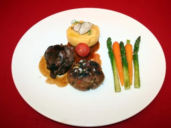 Rezept: Kalb von hinten und vorne, Kartoffel, Trüffel, Karotte, Spargel Kalb von hinten und vorne, Kartoffel, Trüffel, Karotte, Spargel - Rezept