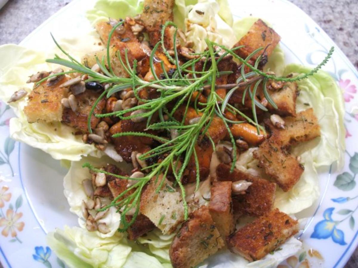 Pilze: Salat von marinierten Pfifferlingen mit Kräuter-Croutons - Rezept