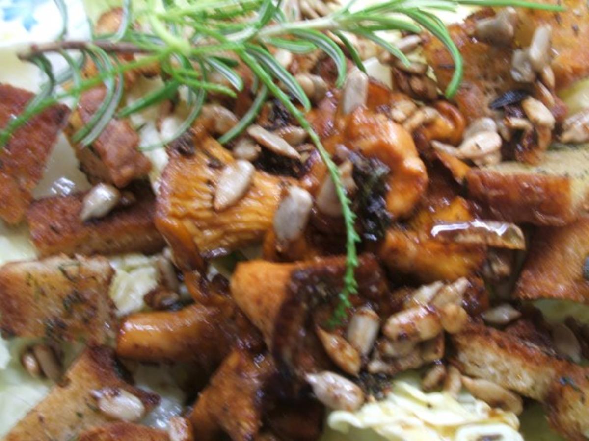 Pilze: Salat von marinierten Pfifferlingen mit Kräuter Croutons ...