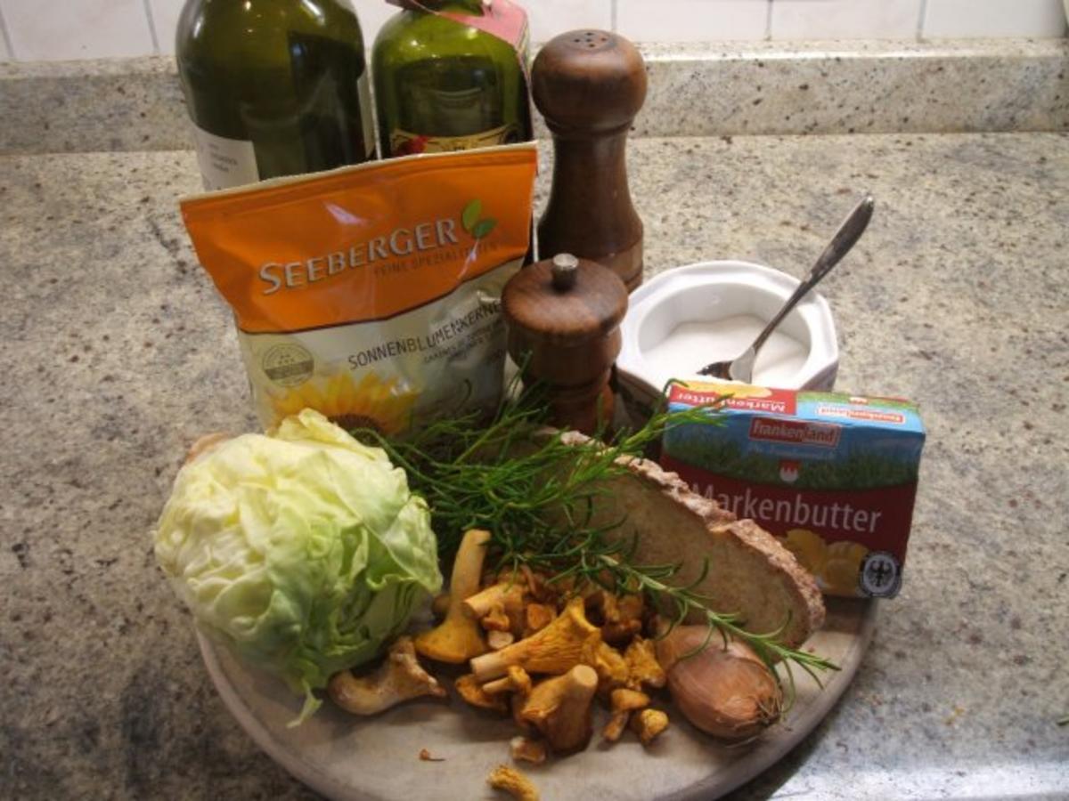 Pilze: Salat von marinierten Pfifferlingen mit Kräuter Croutons ...