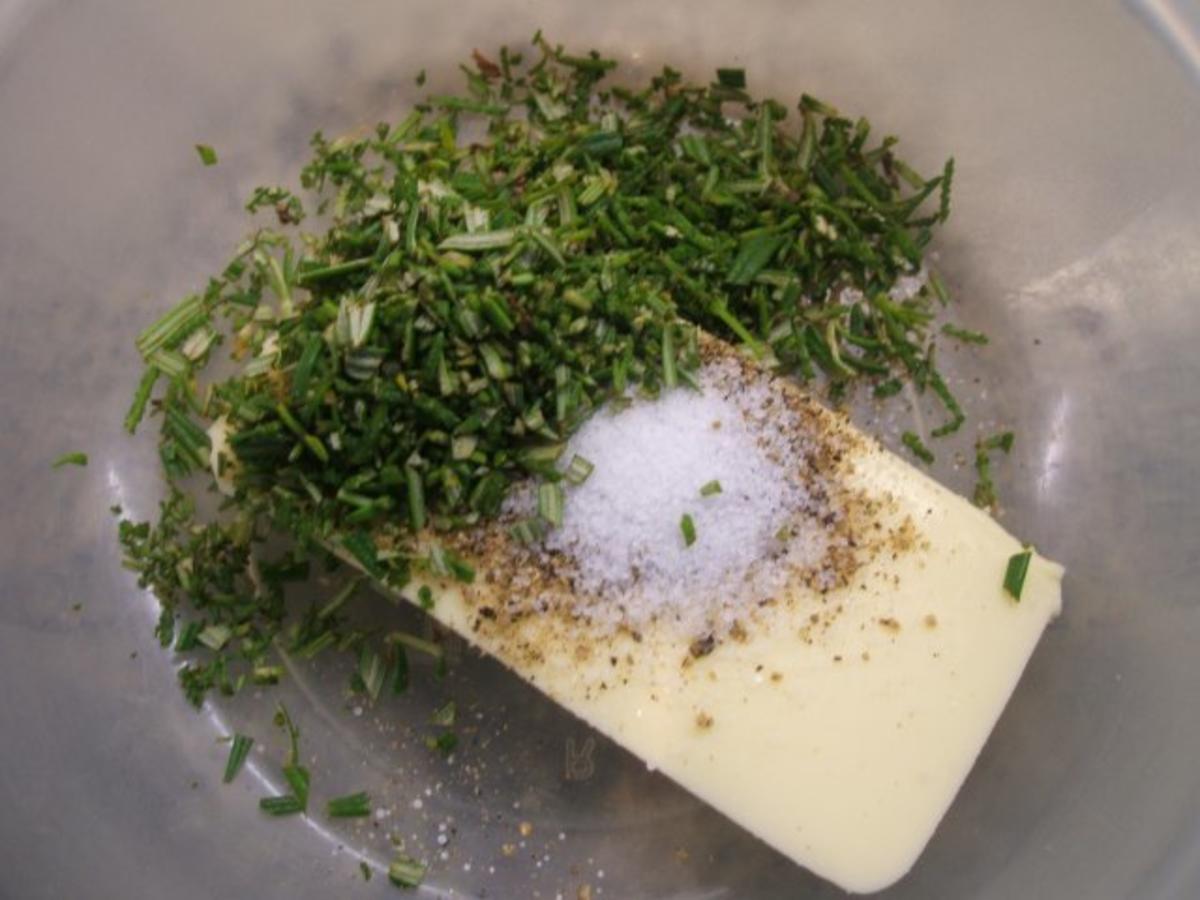 Pilze: Salat von marinierten Pfifferlingen mit Kräuter Croutons ...
