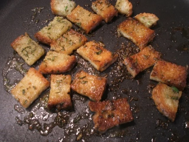 Pilze: Salat von marinierten Pfifferlingen mit Kräuter-Croutons - Rezept - Bild Nr. 8