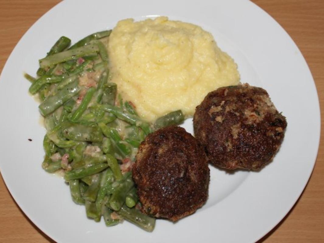 Hackfleischküchle mit Bohnen süß-sauer und Kartoffelbrei - Rezept ...