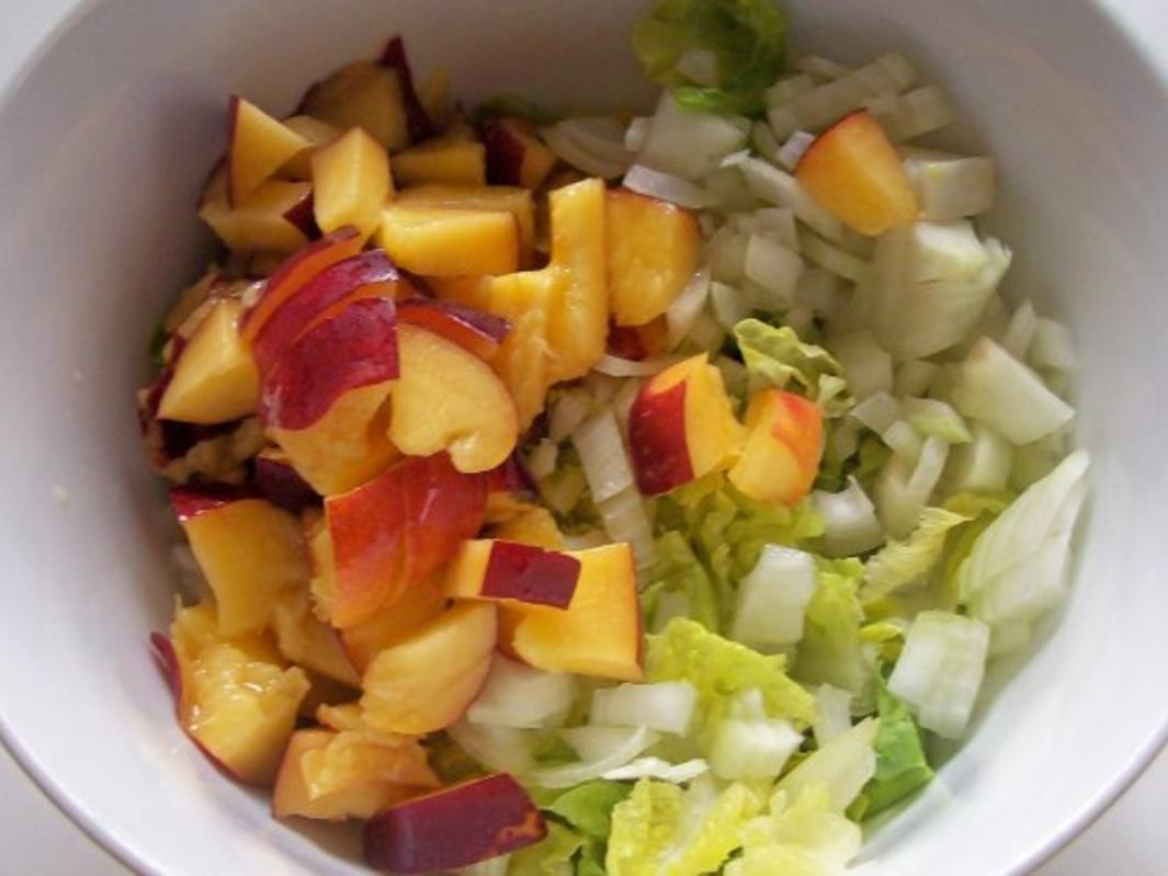 Grüner Salat mit Nektarinen und Joghurtdressing - Rezept - kochbar.de