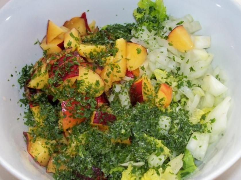 Grüner Salat mit Nektarinen und Joghurtdressing - Rezept - kochbar.de