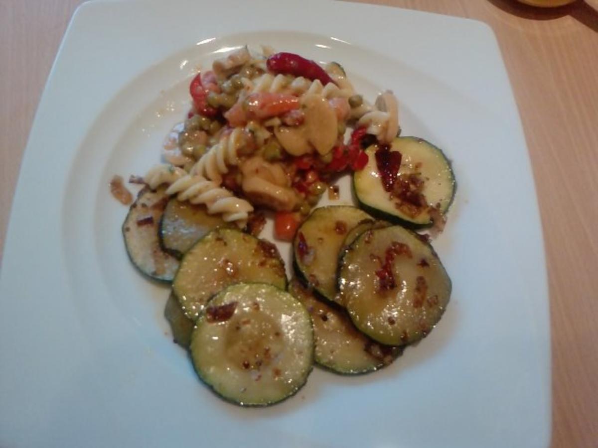 Da wird die Zucchini in der Pfanne verrückt oder 007-Zucchini geschüttelt nicht gerührt - Rezept