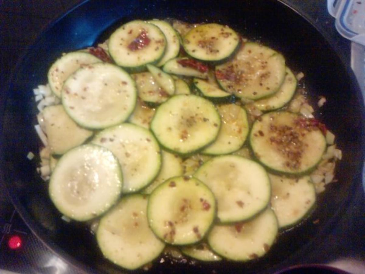 Da wird die Zucchini in der Pfanne verrückt oder 007-Zucchini geschüttelt nicht gerührt - Rezept - Bild Nr. 7