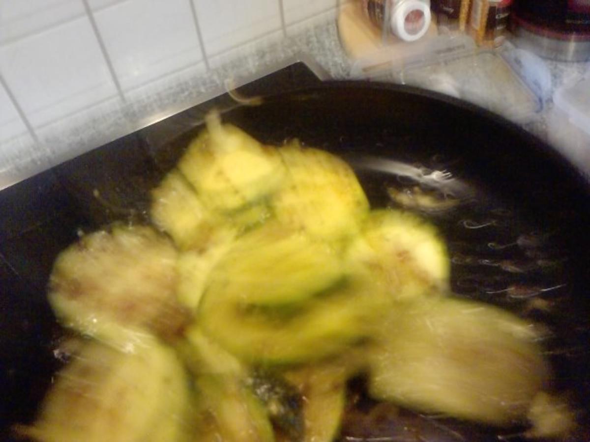 Da wird die Zucchini in der Pfanne verrückt oder 007-Zucchini geschüttelt nicht gerührt - Rezept - Bild Nr. 8