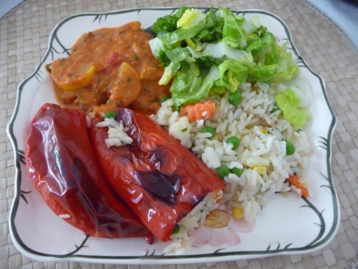 Fleischlos : Paprika mit Gemüsereis gefüllt aus dem Backofen.... - Rezept