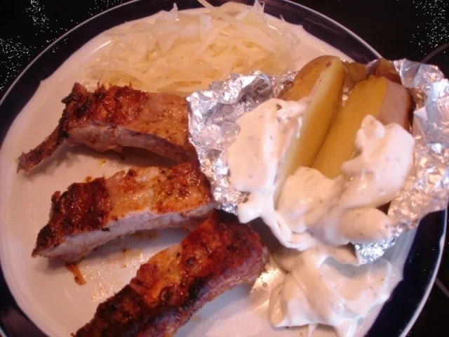 Rezept: Rippchen mit Krautsalat und Ofenkartoffeln mit Sour Cream Rippchen mit Krautsalat und Ofenkartoffeln mit Sour Cream - Rezept