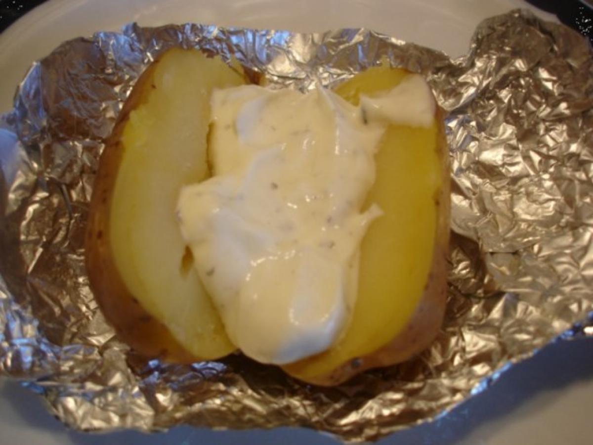 Rippchen mit Krautsalat und Ofenkartoffeln mit Sour Cream - Rezept - Bild Nr. 7