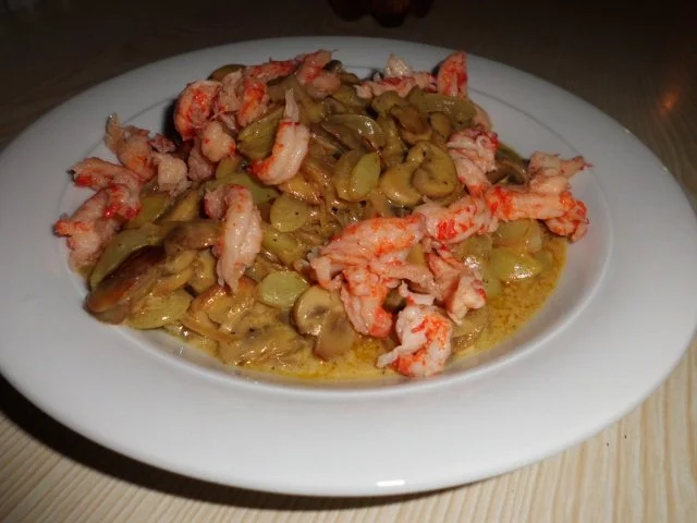 Eintopf: Champignons-Weintrauben-Currytopf mit Flusskrebsschwänzen - Rezept