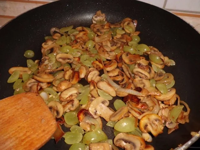 Eintopf: Champignons-Weintrauben-Currytopf mit Flusskrebsschwänzen - Rezept - Bild Nr. 3