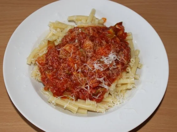 Nudeln mit Tomaten-Zucchini-Soße - Rezept